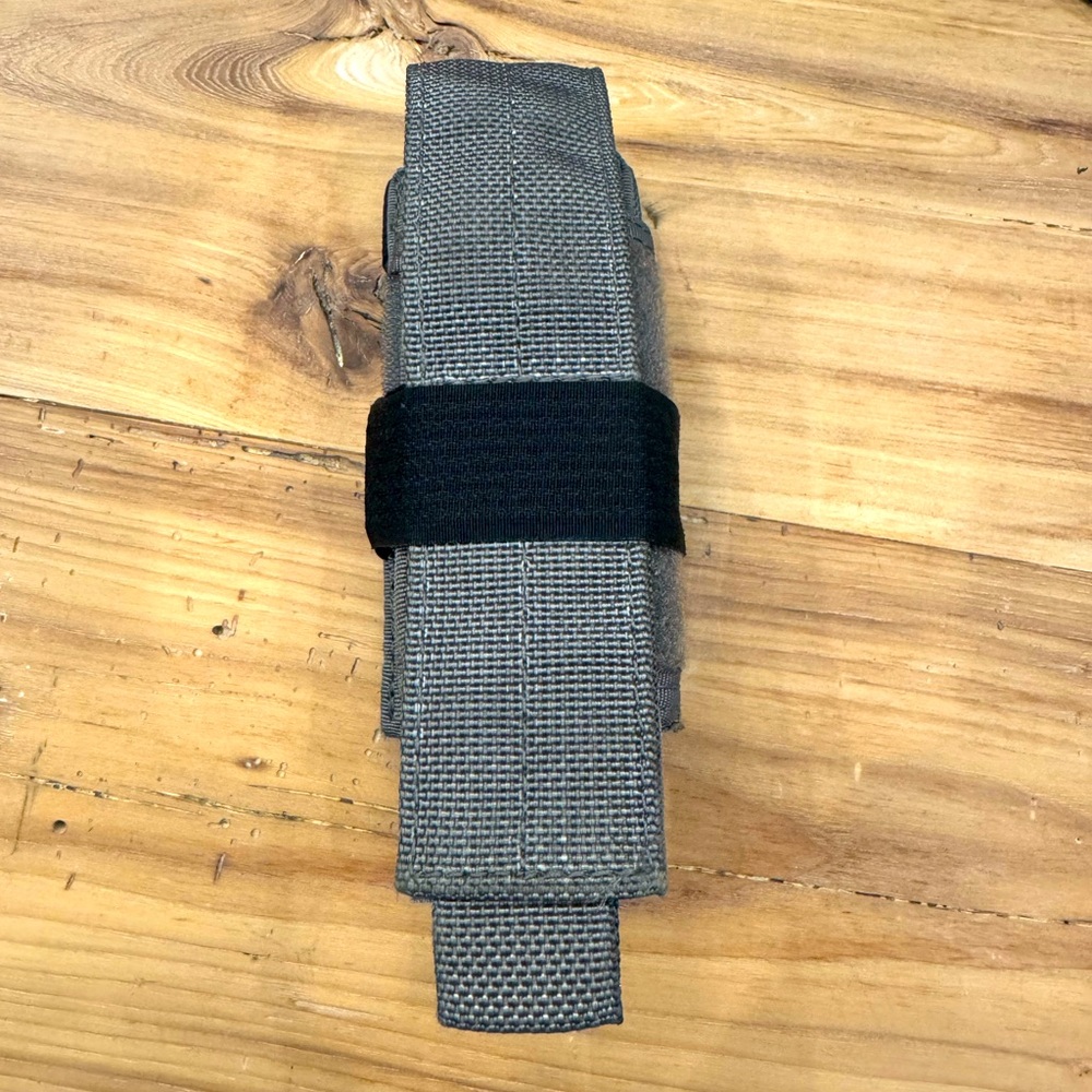 Maxpedition universal flashlight/baton holder